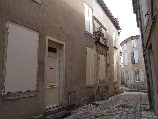 Ancien hôtel de l'Esclopart à #Cognac (#Charente) De l'ancien hôtel du XVIe siècle subsiste la porte sculptée, au décor début Renaissance, transformée au XIXe siècle en fenêtre. Telle qu'elle subsiste aujourd'h...
Suite 👉 https://monumentum.fr/monument-historique/pa00104314/cognac-ancien-hotel-de-lesclopart
#Patrimoine #MonumentHistorique
Photo CC-BY-SA 4.0 : Rosier