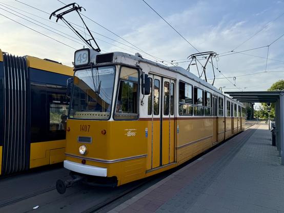 Tram 1407 fährt als Linie 49 in die Endhaltestelle Kelenföld ein.