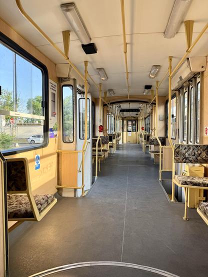 Im Inneren der Tram. Es sind keine weiteren Fahrgäste anwesend.