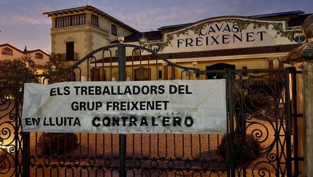 Pancarta reivindicativa contra l'ERO de Freixenet (ACN/Jordi Pujolar)