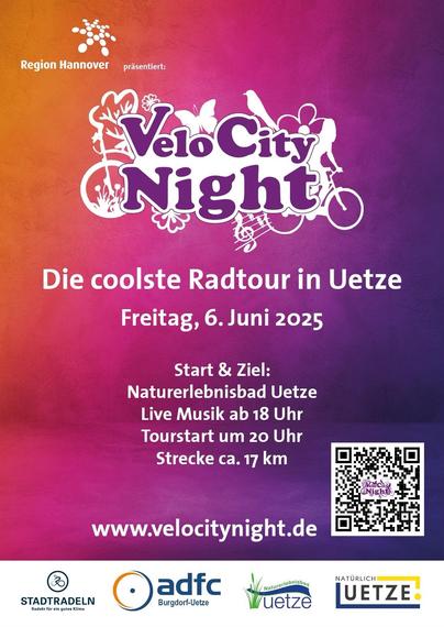 Ein Werbeplakat für die „Velo City Night“, ein Radsport-Event in Uetze, Deutschland, am 6. Juni 2025. Es enthält Details zu Live-Musik ab 18 Uhr, der Tour ab 20 Uhr.
www.VeloCityNight.de