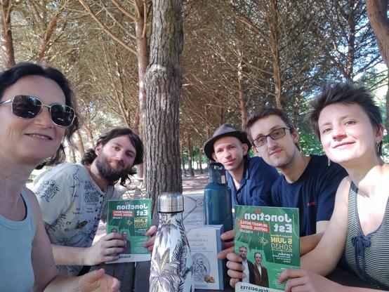 Militant.es avec des tracts contre le projet de Jonction Est