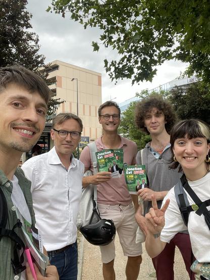 Militant.es avec des tracts contre le projet de Jonction Est