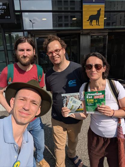 Militant.es avec des tracts contre le projet de Jonction Est