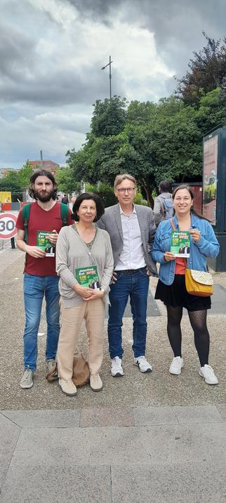Militant.es avec des tracts contre le projet de Jonction Est