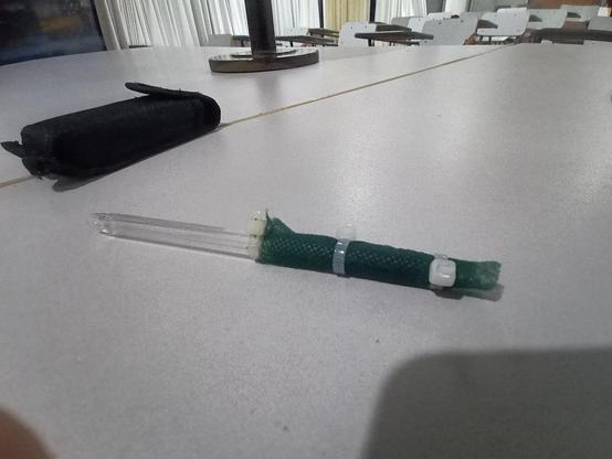 Bombilla para tomar mate hecha con el canuto de una Bic, tela TNT y 2 sunchos.