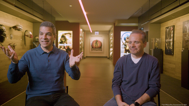 Ed Boon y John Tobias, creadores de Mortal Kombat, sentados frente a la cámara en los estudios de NetherRealm