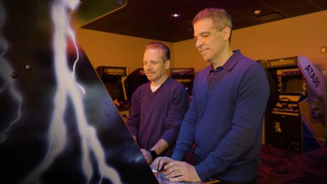 John Tobias y Ed Boon jugando Mortal Kombat en las maquinitas