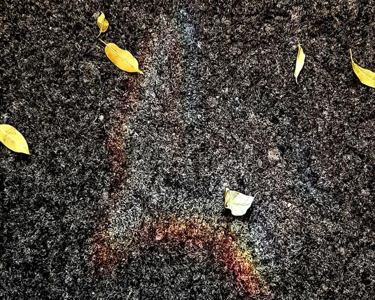 Ein Lichtreflex auf einem Nadelfilz-Teppichboden hat die Form eines Star-Trek-Deltas angenommen