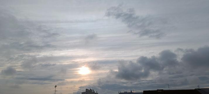 Le ver soleil derrière un voile de nuages