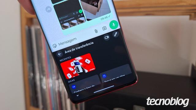<figure class="wp-block-image size-large wp-lightbox-container"><img alt="Imagem de um celular mostrando a área de transferência do teclado virtual Gboard" class="wp-image-831317" height="596" src="https://files.tecnoblog.net/wp-content/uploads/2025/06/Como-copiar-e-colar-fotos-no-Android-1060x596.jpg" width="1060" /><button class="lightbox-trigger" type="button">
			<svg fill="none" height="12" viewBox="0 0 12 12" width="12" xmlns="http://www.w3.org/2000/svg">
				<path d="M2 0a2 2 0 0 0-2 2v2h1.5V2a.5.5 0 0 1 .5-.5h2V0H2Zm2 10.5H2a.5.5 0 0 1-.5-.5V8H0v2a2 2 0 0 0 2 2h2v-1.5ZM8 12v-1.5h2a.5.5 0 0 0 .5-.5V8H12v2a2 2 0 0 1-2 2H8Zm2-12a2 2 0 0 1 2 2v2h-1.5V2a.5.5 0 0 0-.5-.5H8V0h2Z" fill="#fff">
			</svg>
		</button><figcaption class="wp-element-caption">Saiba como copiar e colar fotos usando o celular Android (imagem: Lupa Charleaux/Tecnoblog)</figcaption></figure>



<p>O Android oferece diferentes formas de copiar e colar imagens da galeria do dispositivo ou da web. Esse recurso é essencial quando a pessoa deseja copiar uma foto e compartilhar em um aplicativo de mensagens ou rede social.</p>



<p>Os donos de celulares Samsung podem usar o recurso “Copiar para área de transferência” disponível no aplicativo Galeria. Em seguida, basta acessar a área de transferência no teclado virtual do telefone para colar em outro app.</p>



<p>Também é possível copiar fotos da internet ao selecionar a imagem em um navegador ou busca do Google e usar a função “Copiar Imagem”. Depois, é ne