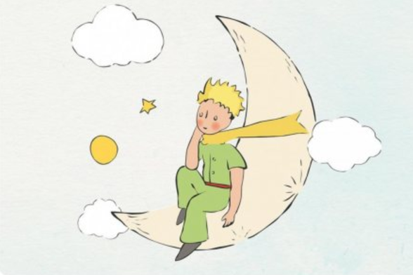 Vêtu d'une chemise à manches courtes et d'un pantalon verts, le petit prince est assis sur la Lune. Son écharpe jaune vole au vent derrière lui. Songeur, il appuie sa tête sur sa main droite, le coude posé sur le genou droit. On aperçoit sur le fond du ciel blanc une étoile et une planète jaunes, ainsi que trois nuages blancs.