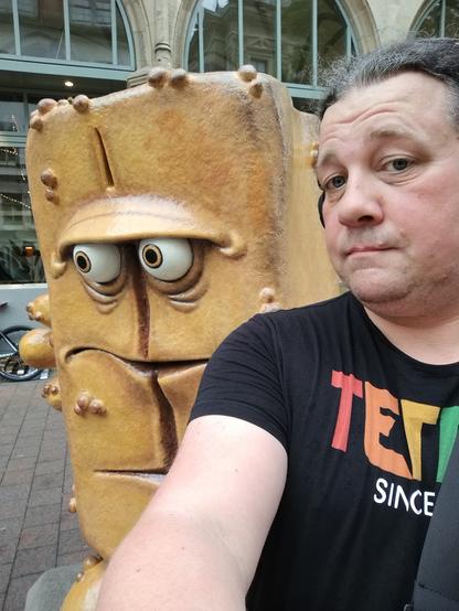 Ich (rechts) stehe neben der Statue von Bernd das Brot (links)
