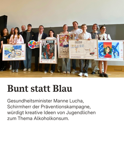Schülerinnen und Schüler mit ihren kreativen Ideen als Gruppe mit Schirmherr und Gesundheitsminister Manne Lucha bei der Siegerehrung des Wettbewerbs Bunt statt Blau.