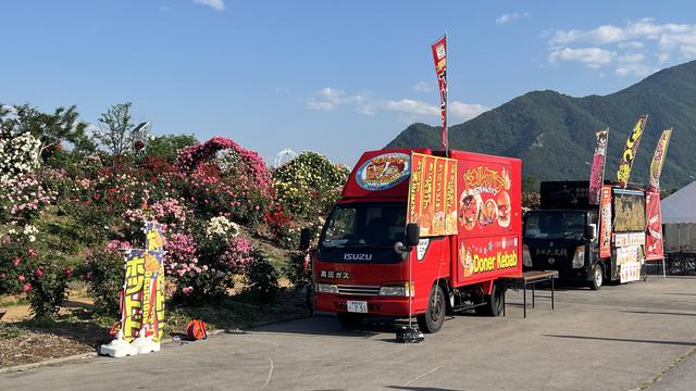 The doner kebab truck (brighter than the roses themselves)