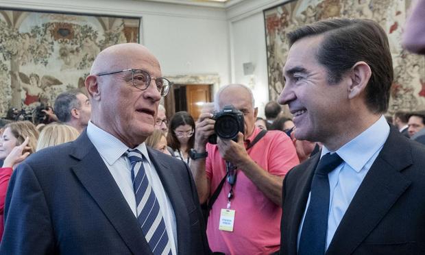 Foto de archivo del presidente de Sabadell, Josep Oliu, y el de BBVA, Carlos Torres. (Europa Press via Getty Images)