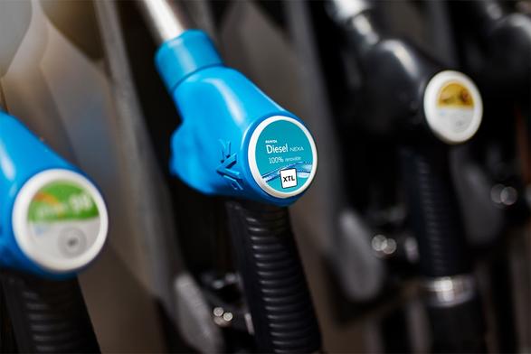 Tres boquereles de un surtidor en una estación de servicio. Solo el del centro está enfocado. En su etiqueta puede verse el texto "Repsol Diesel Nexa 100% renovable". Es de color azul.