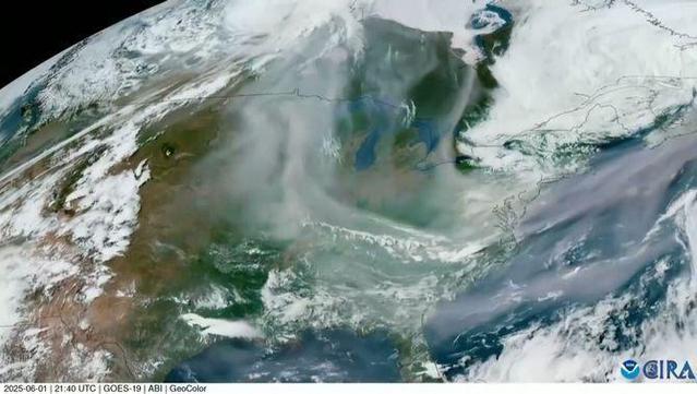 El fum dels incendis del Canadà envaeix part dels Estats Units (CIRA / NASA)