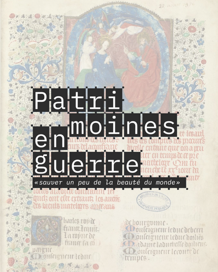 Logo de l'exposition "Patrimoines en guerre, sauver un peu de la beauté du monde" style machine à écrire et manuscrit en fond transparent à l'arrière-plan
