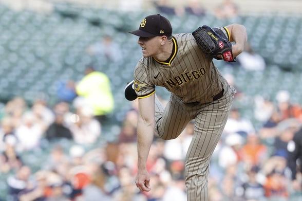 Padres lose 6-5 as Giants rally late to avoid series sweep