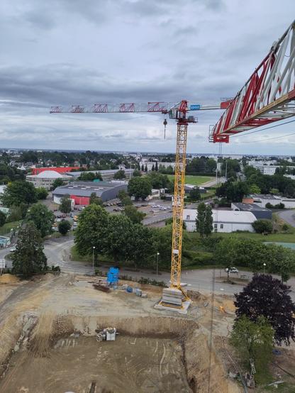 une grue en face et une flèche de grue qui pars du photographe