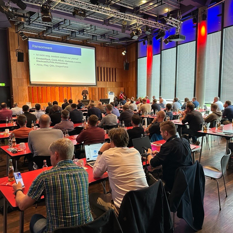 Die heise security Tour bietet jährlich aktuelle Einblicke, praxisnahe Infos und Austausch mit Gleichgesinnten. 
Heute macht die heise security Tour Station in Köln – mit dabei unser Geschäftsführer Stefan Strobel, der in seinem Vortrag das Risiko Managed Security beleuchtet und die Frage beantwortet, wieviel Security ausgelagert werden kann bzw. sollte.