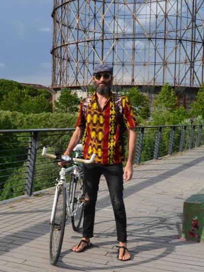 @adrianobono Un uomo con barba e occhiali da sole, indossa una camicia a maniche corte con un vivace motivo geometrico in rosso, giallo e nero, pantaloni neri con una strappatura sul ginocchio e sandali. Sta posando con una bicicletta bianca su un ponte con una ringhiera metallica. Sullo sfondo, si vede un grande struttura metallica a forma di cilindro, probabilmente un serbatoio di gas, con alberi verdi e un cielo azzurro.

Fornito da @altbot, generato localmente e privatamente utilizzando Ovis2-8B

🌱 Energia utilizzata: 0.154 Wh