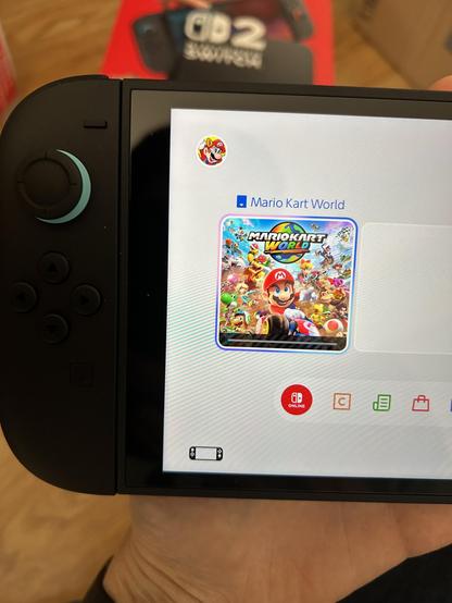 Écran de démarrage de la Nintendo Switch 2. On peut voir que le téléchargement de Mario Kart World est en cours.