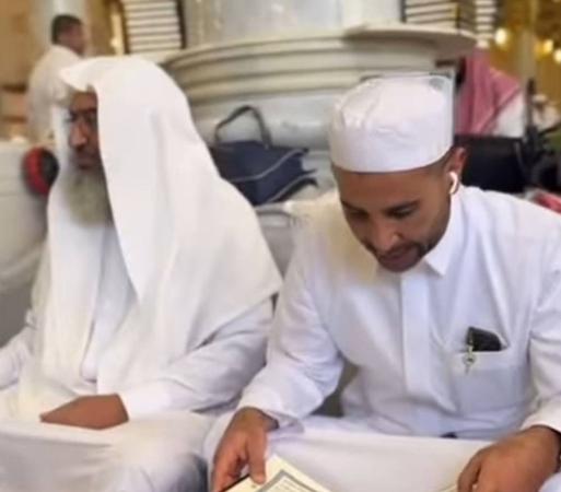 أحمد سعد يشارك جمهوره تعلّمه تجويد القرآن داخل المسجد النبوي - أخبار السعودية