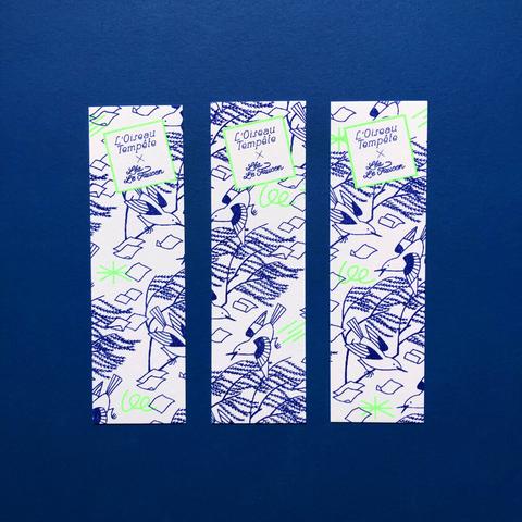 Trois marque-pages sont posés sur un fond bleu. Sur les marque-pages, des oiseaux piaillent dans une tempête de saule-pleureurs et de pictos vert fluo. Bleu et vert fluo étant les deux couleurs de l'identité visuelle de la libraire.