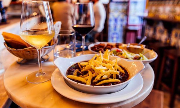 Cena con plato de carne y vino en restaurante español en Madrid, España. (Getty Images)