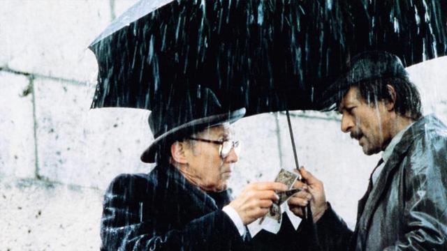 Rutger Hauer e Anthony Quayle in La Leggenda del Santo Bevitore