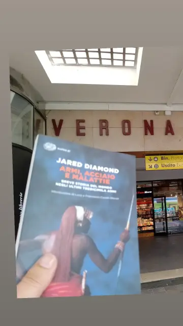 Libro "armi, acciaio e malattie" di Jared Diamond presso la libreria giunti alla stazione dei treni di Verona Porta Nuova