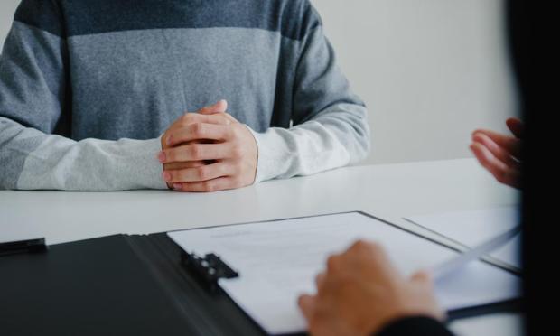 Una persona en una entrevista de trabajo. (Getty Images)