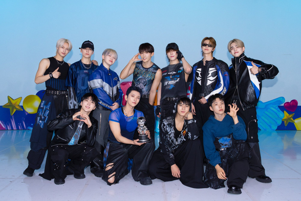 Seventeen wins the MCountdown trophy this week. Group photo in blue, black and leather.