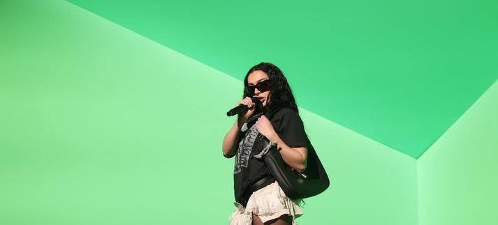Charli XCX, invitada musical, interpreta "360" en el episodio 1871 de Saturday Night Live, emitido el sábado 16 de noviembre de 2024 / NBC