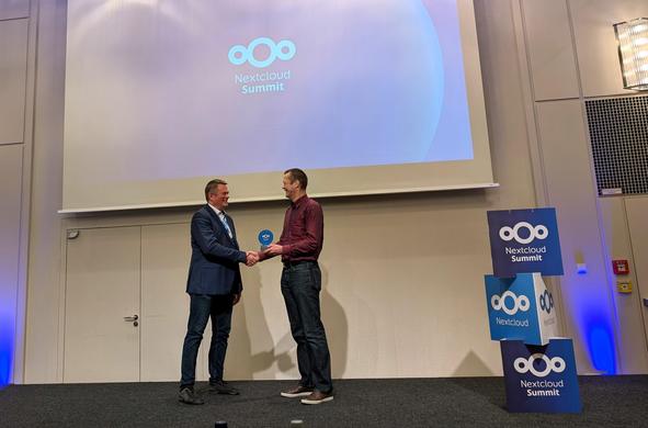 Patrick presenting the award to Sven
