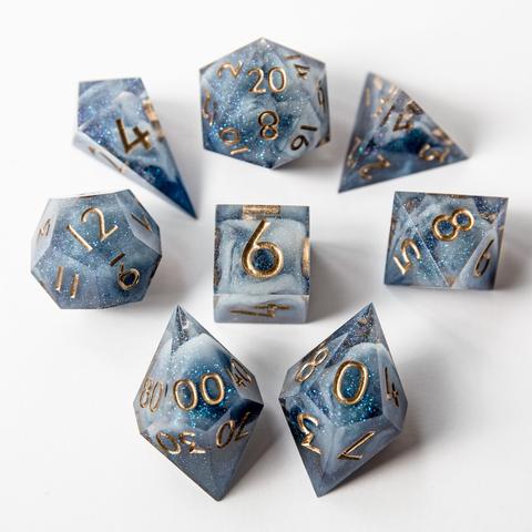Hier ist wieder das gesamte Set zu sehen. Diesmal sind der D00 und D10 im Vordergrund und das Set ist um den D6 angeordnet. Die anderen Würfel, liegen etwas unscharf im Hintergrund.
