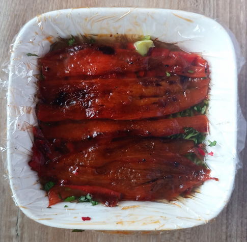 In einer Schale das Gemüse mit der Flüssigkeit begossen.