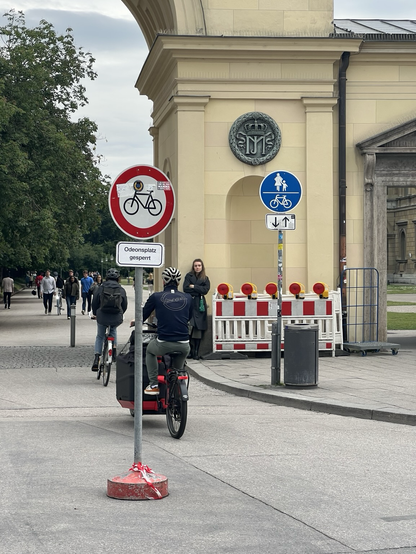 Radfahren verboten Schild, gefolgt von einem Schild Radwegbenutzungspflicht