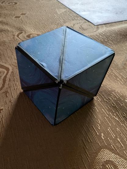 un "rubik's cube" bleu en forme de cube.
