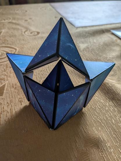 Un "rubik's cube" bleu qui n'est plus en forme de cube :D