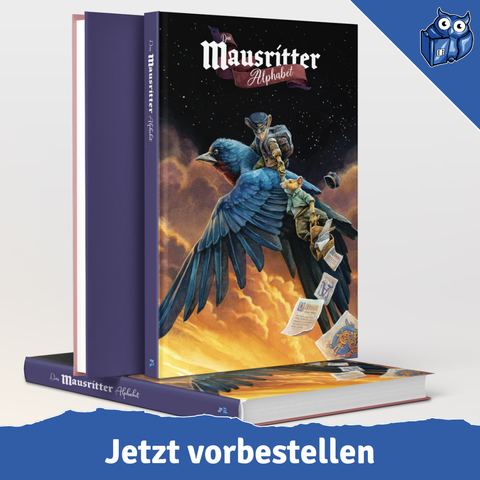 Produktbild zeigt ein Hardcover-Buch des Mausritter Alphabet als Mockup. Das Cover zeigt eine dramatische Illustration einer Maus, die auf einem majestätischen blauen Vogel durch einen goldenen Himmel fliegt und dabei eine zweite Maus festhält, die Pergamentrollen und Karten im Wind verliert. Der Titel 'Mausritter Alphabet' steht prominent oben auf dem Cover. Unten im Bild steht in weißer Schrift auf blauem Hintergrund 'Jetzt vorbestellen'. Das System Matters Logo (blaue Eule mit Buch) ist in der oberen rechten Ecke zu sehen.