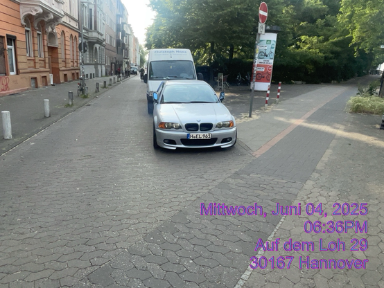 Hannover - Brücke abwärts- Gefährdung durch abgestellte Auto - Im Kreuzungsbereich - unmittelbar im Fussverkehrs