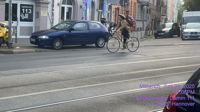 Auch diese Gefährdung gemeldet- Ergebnis - In der Nacht fest gehalten vom Fahrer der Autogewalt… da Dieser Die Polizei haben wollte- Halt wider angerufen- die Beamtin via Lautsprecher drum Gebeten - Den Menschen zu informieren das ich das Darf- alternativ warten bis Die Nächtliche Streife zum Konflikt kommt.