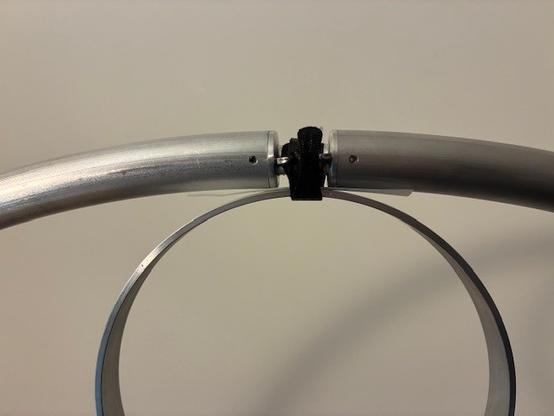 Photo of the top loop connection (wing nut and screw) with thin plastic insulator separating the main loop from the feed loop.