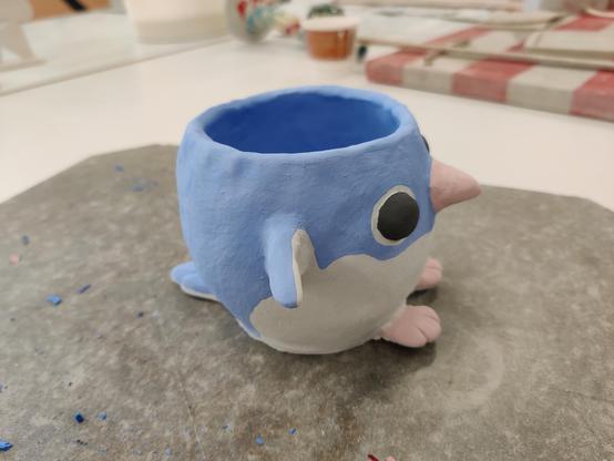 The same pot from the side, so the tail is visible.