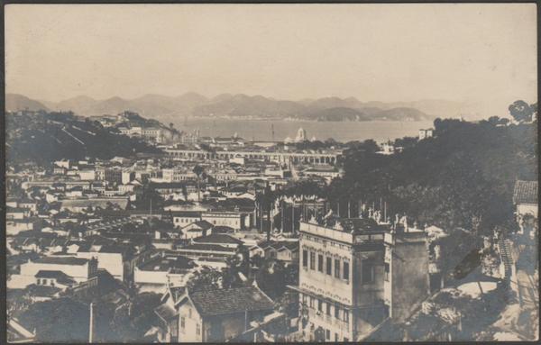 Monochrome real photographic postcard showing a general view of Santa Teresa in Rio de Janeiro, Brazil, and with the Arcos de Lapa or Carioca Aqueduct in the distance by the harbour.

Publisher not stated, not numbered, photo paper by Verein Photographischer Reproduktions-Anstalten GmbH, Berlin, c.1910s.

Postally unused.

Very good condition, with very slight corner bumps.