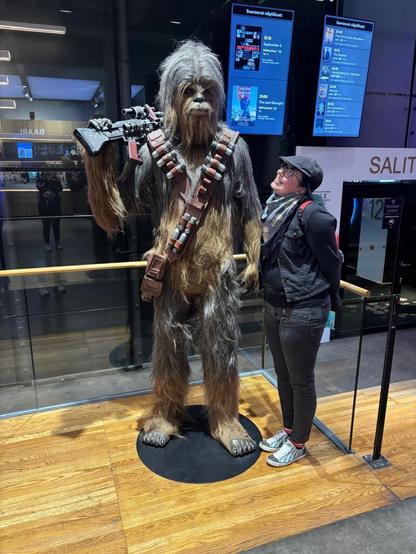 Katja tuijottaa ihailevasti isoa Chewbacca-patsasta ihan sen vieressä.
