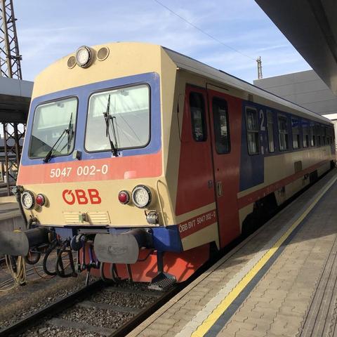 Der Triebwagen der von der Schließung bedrohten Almtalbahn steht am Bahnhof Wels zur Abfahrt bereit.